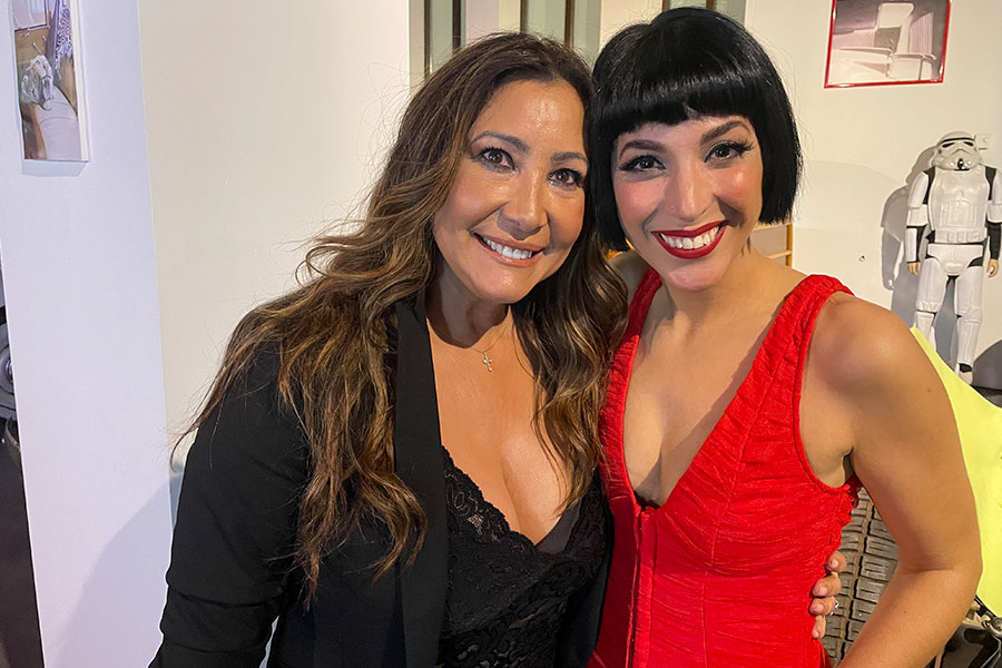 Maria-Bravo-Testimonio Encuentro entre vocalista y cliente tras actuación en evento con estética vintage. Global Gift Gala.