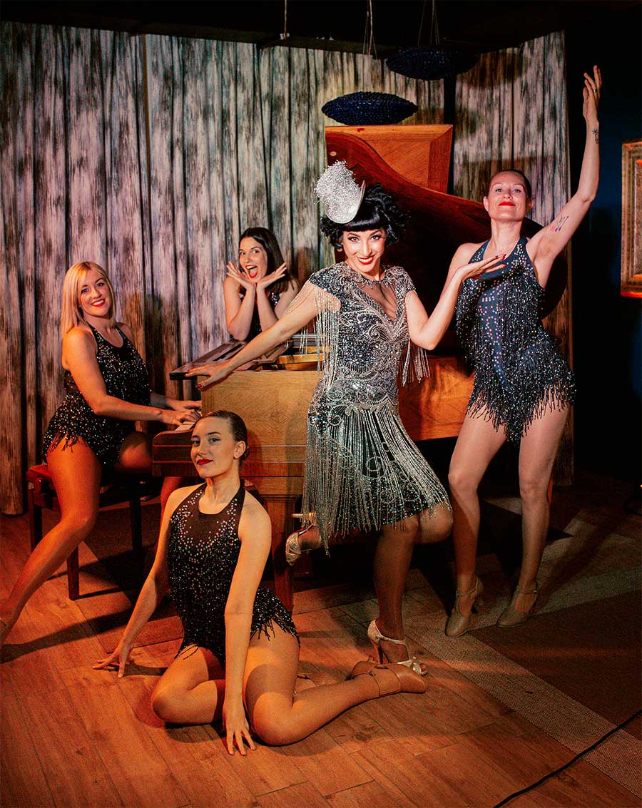 Spicy-Vintage_900x1300 Grupo de bailarinas y vocalistas swing actuando en escenario íntimo con piano
