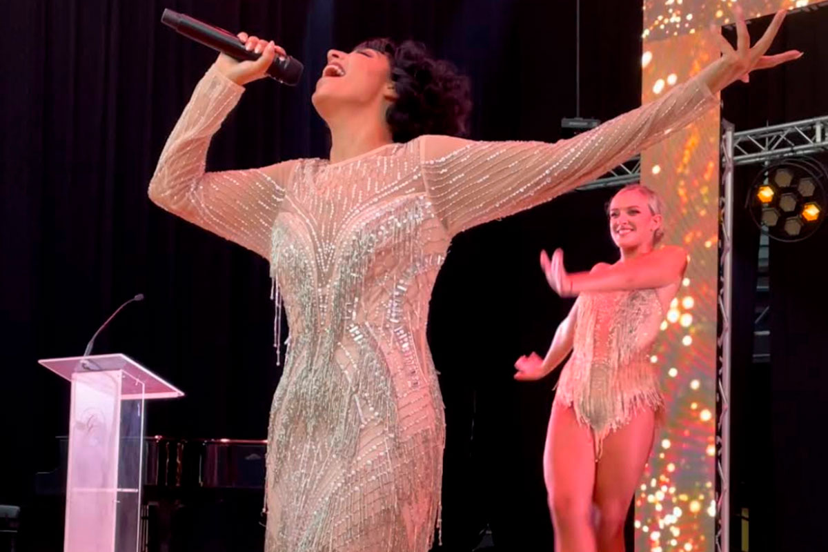 The-Vintage-Experience-Actuacion-1 Cantate principal interpretando swing en escenario con bailarina vestidas estilo fiesta gatsby