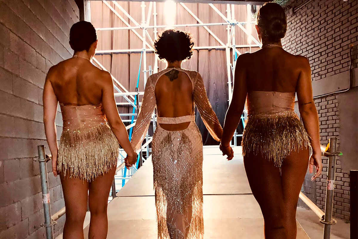 The-Vintage-Experience-Actuacion-12 Bailarinas y cantantes de genero musical charleston caminando entre bambalinas antes del espectáulo