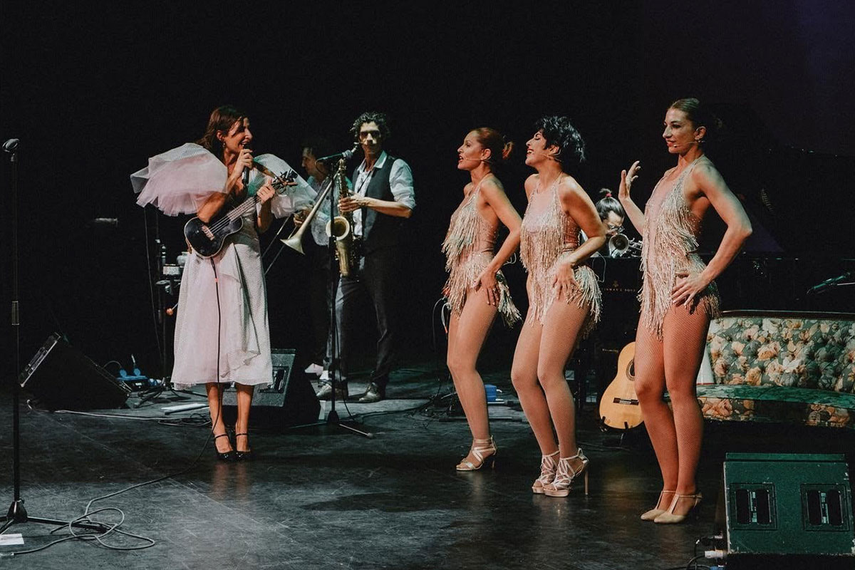 The-Vintage-Experience-Actuacion-14 Show vintage con banda en directo, vocalistas y bailarinas actuando en teatro en Málaga