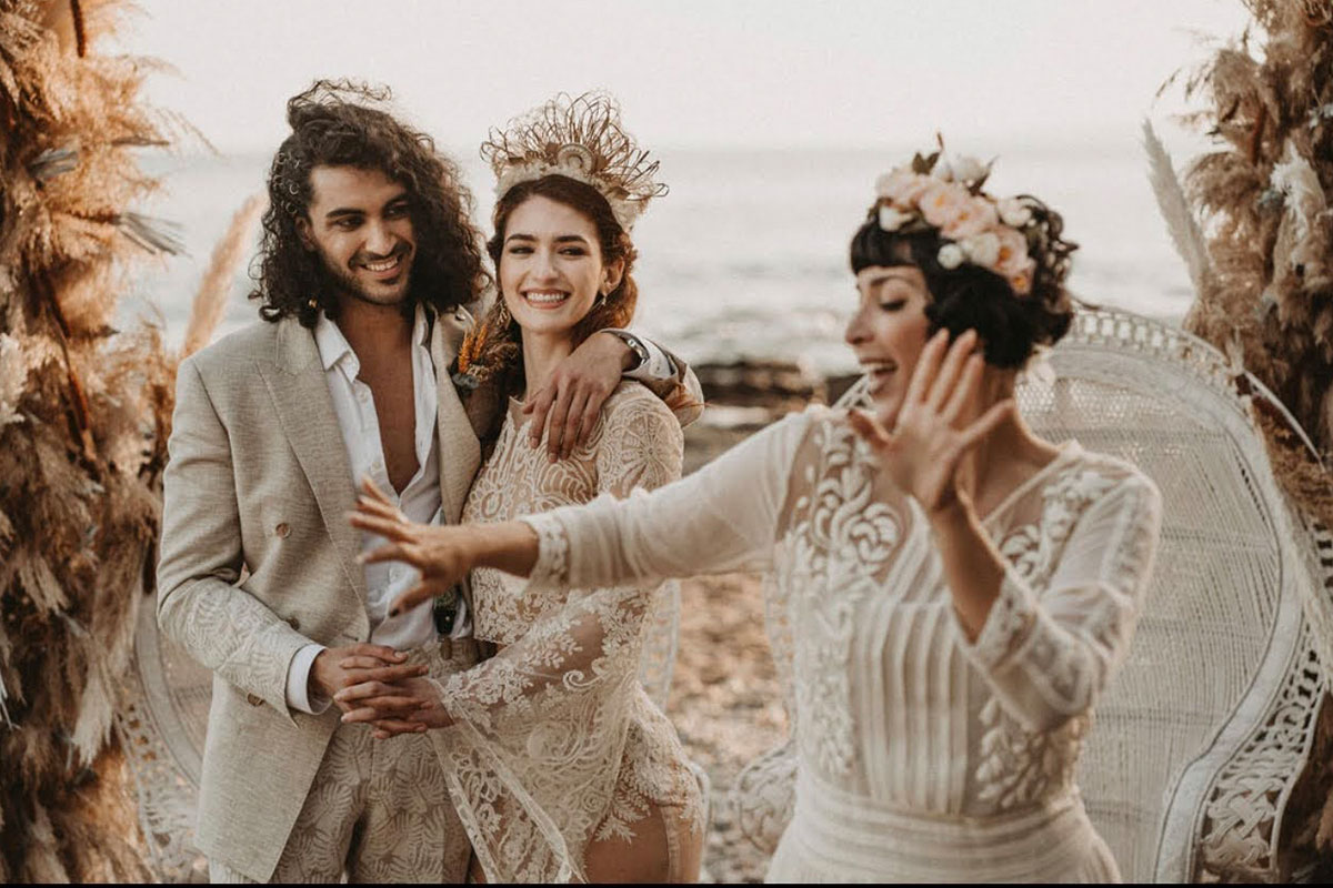 The-Vintage-Experience-Actuacion-2 Bailarina y vocalista vintage animando boda en al playa con pareja de recién casados