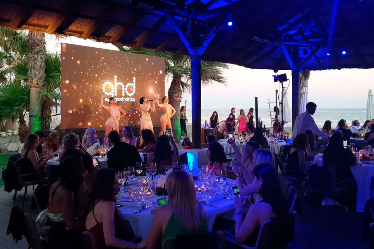 The-Vintage-Experience-Actuacion-5 Espectáculo vintage en evento corporativo junto al mar con público disfrutando